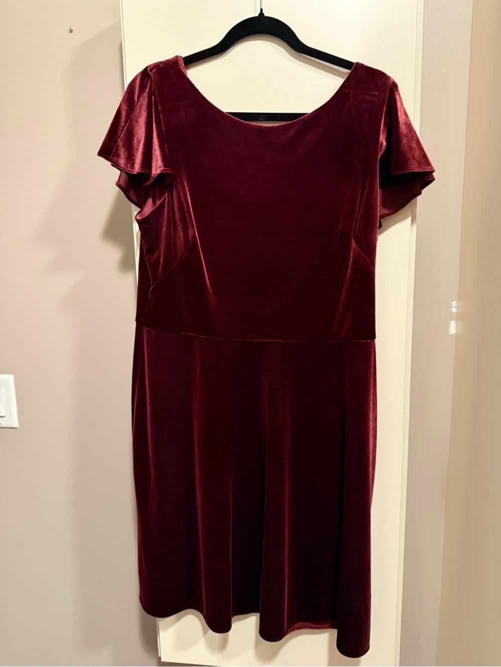 London Times Velvet Midi Dress in Burgundy